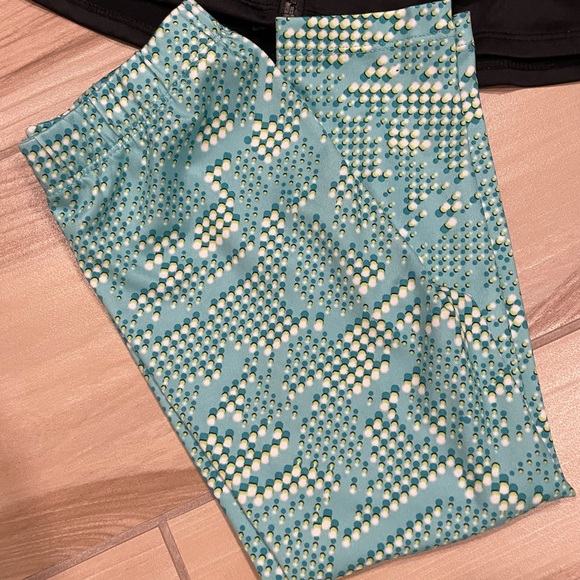 Kids Nike warmup set. Size 4t. In black and green. - Picture 2 of 3